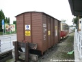 Krytý nákladní vůz na konci kolejí úzké železnice v Jindřichově Hradci slouží jako prodejna suvenýrů provozovatele železničky | 30.7.2008