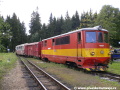 Motorová lokomotiva T 47.021 v unifikovaném laku ČSD let osmdesátých vjíždí s osobním vlakem na nádraží Hůrky | 31.7.2007