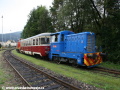 Souprava motorové lokomotivy T211.037, přezdívané “Prasátko“ nebo také “Zapalovač“, která je využívána na Zubačce zejména k vedení pracovnách vlaků. Vyrobena byla v roce 1959 a na Zubačku se dostala v roce 2005 když jí zakoupila Železniční společnost Tanvald po zrušení vlečky, na níž byla do té doby provozována. Následuje motorový vůz M240.0057 a lokomotiva T426.003 na nádraží Tanvald. | 10.9.2011