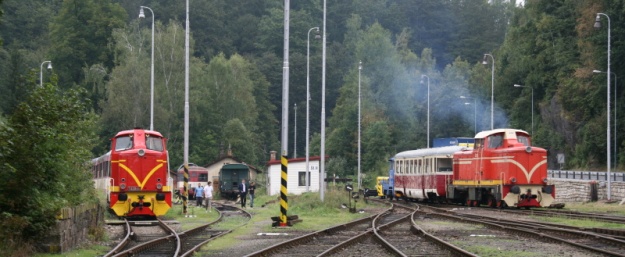 Motorová idylka v Tanvaldu jak před lety... V levé části snímku je ozubnicová lokomotiva T420.001 připravená k vedení zvláštního vlaku ve společnosti posunující sourozenecké trojky v pravé části snímku. | 10.9.2011