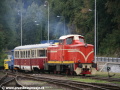 Druhá ze zachovalých “Rakušanek“, lokomotiva T426.003 posunuje v Tanvaldu lokomotivu T211.037 zvanou “Prasátko“ a motorový vůz M240.0057 zvaný “Singrovka“. | 10.9.2011