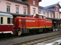 Motorová lokomotiva T426.003 před nádražní budovou v Tanvaldu. | 10.9.2011
