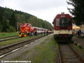 Ozubnicová lokomotiva T426.001 v čele zvláštního vlaku ve společnosti dvou křižujících se osobních vlaků v kořenovské stanici. | 10.9.2011