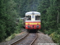 Zvláštní vlak v čele s ozubnicovou lokomotivou T426.001 a motorovým vozem 820.056-0 klesá ke Kořenovu. | 10.9.2011