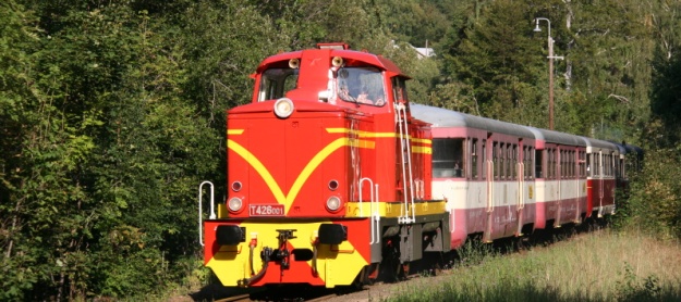 Ozubnicová lokomotiva T426.001 v čele vlaku sestávajícího z vozů 29-29 309+29-29 327-5+Balm Bistro+820.056-0 v Dolním Polubném. | 11.9.2011