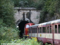 Do dolnopolubenského tunelu vjíždí historický ozubnicový vlak v čele s ozubnicovou lokomotivou T426.001. | 11.9.2011