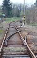 Z dvojité kolejové spojky, která umožňovala cestu vlaků směr Reitzenhain, již zbyla pouze torza výhybek v pojížděné traťové koleji od Vejprt. | 4.5.2013