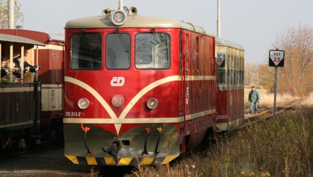 Do stanice Liptaň vjíždí osobní vlak s lokomotivou 705.913-2 a modernizovaným osobním vozem Balm/u aby se vykřižoval ze zvláštním vlakem. | 5.11.2011