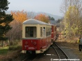 Z železniční stanice Liptaň odjíždí do Třemešné ve Slezsku osobní vlak v čele s lokomotivou 705.913-2 a modernizovaným osobním vozem Balm/u. | 5.11.2011