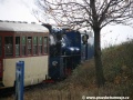 Parní lokomotiva U57.001 rozjíždí svůj vlak do kopce ze zastávky Dívčí Hrad. | 5.11.2011