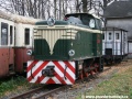 Motorová lokomotiva TU38.001 využívaná k dopravě zvláštních vlaků vyčkává v sousedství cyklovagónu a odstavených vozů Balm/u. | 5.11.2011
