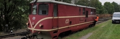 Odvěšená motorová lokomotiva 705 913-2 v Třemešné ve Slezsku objíždí vůz Balm/u, aby se mohla vydat na cestu do Osoblahy. | 25.9.2019