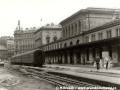 Kolejiště nádraží Praha-Těšnov v pohledu z kolejiště s krytým nástupištěm | 1.7.1972