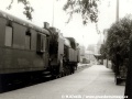 Parní lokomotiva 464.038 na těšnovském nádraží v čele osobního vlaku v pozadí je vidět kryté nástupiště | 1.7.1972