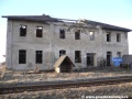 A rozloučíme se ještě pohled na vybydlenou nádražní budovu v Rusové, u obce, kterou z české mapy vymazala přehrada a její ochranné pásmo. | 23.3.2011