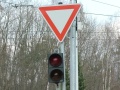 Světelná signalizace umožňuje vlakům výjezd z vozovny Vokovice na Evropskou ulici, zhaslá signalizace sice znamená jeď, ale stejně radši dávej velký pozor :-).