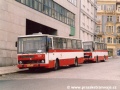 Autobusy Karosa Dopravního podniku hl.m.Prahy ev.č.5628 na lince 133 a společnosti Hotliner ev.č.1054 na lince X-8 manipulují v prostoru Strossmayerova náměstí | 14.12.2002