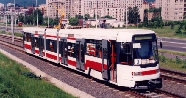 Prototypový vůz RT6N1 ev.č.0028 po repasi a změně barevného schématu při předvolebním vypravení na vložený spoj linky 3 stoupá k zastávce Modřanská rokle. | 29.5.1996