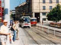 Prototypový vůz RT6N1 ev.č.0028 během prémiového pražského vypravení s cestujícím na vložený spoj linky 3 v rámci předvolební kampaně přijíždí do zastávky Palackého náměstí. | 31.5.1996