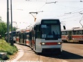 Prototypový vůz RT6N1 ev.č.0028 na vloženém spoji linky 3 manipuluje na vnější koleji smyčky Sídliště Modřany. | 31.5.1996