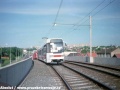 Prototypový vůz RT6N1 ev.č.0028 během jízdy přes most u zastávky Nádraží Modřany na vloženém spoji linky 3 pózuje fotografům. | 29.5.1996