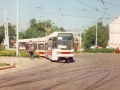 Prototypový vůz RT6N1 ev.č.0028 byl během předvolební kampaně vypraven na vložené spoje linky 3, která byla kvůli výluce křižovatky Balabenka odkloněna na Olšanské hřbitovy, na křižovatce dolní Palmovka právě mění směr jízdy. | 30.5.1996