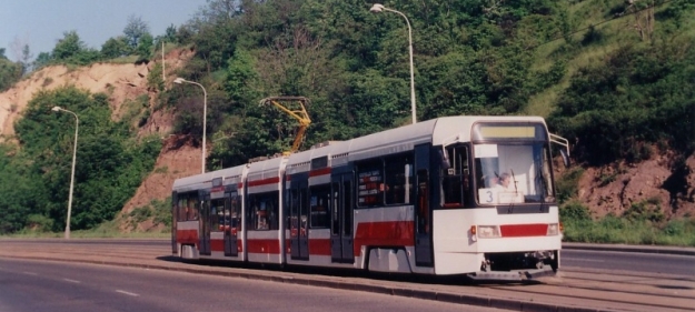 Prototypový vůz RT6N1 ev.č.0028 během zkušebních jízd okusil také velkoplošné panely BKV mezi Krematoriem Motol a Motolem. | červen 1996