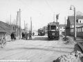 Dokončovaná ulice U Plynárny s živým tramvajovým provozem podél areálu dnešní Pražské plynárenské. | 1928