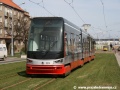 Prototyp vozu Škoda 15T ForCity projíždí Slovanskou alejí k vozovně tramvají | 9.4.2009