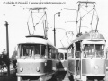 Ve smyčce Černokostelecká manipuluje na vnitřní koleji vůz T1 ev.č.5067 vypravený na linku 27 ve společnosti soupravy vozů T3 vedené vozem ev.č.6804 | 1975