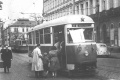 Vůz T1 #5067 vypravený na linku 17 odbavuje cestující na Smetanově nábřeží. | 1958