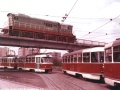 U smyčky dnes zvané Starý Hloubětín překonává mostem železniční vlečky Poděbradskou ulici šestinápravová dieselelektrická lokomotiva S200 pro Polsko z produkce ČKD. Pod mostem se míjí dvě soupravy vozů T3, čelní vůz, který vjíždí do smyčky nese ev.č.6119. No a na mostě dnes nalezneme cyklostezku... | okolo 1967