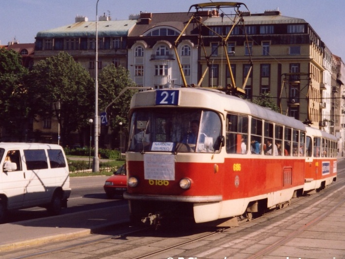 Poslední den provozu tramvají nevybavených novým odbavovacím systémem MYPOL byl i posledním dnem provozu pro soupravu vozů T3 ev.č.6186+6102, která, vypravená žižkovskou vozovnou na linku 21, vjíždí do zastávky Palackého náměstí. Zadní vůz se naštěstí podařilo, jako druhý vyrobený vůz typu T3 uchovat pro budoucnost. | 31.5.1995