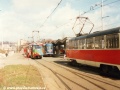 Ve výstupní zastávce smyčky Nádraží Braník stanicuje souprava vozů T3 ev.č.6429+6430, smyčka samotná je plná odstavených vozů. | 5.3.1997