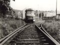 Vyřazený vůz T3 ev.č.6455 před výhybkou z vlečky ČKD Tatra-Smíchov v areálu nákladového nádraží Praha-Smíchov na spojovací koleji mezi tramvajovou tratí a železnicí. | 27.4.1991