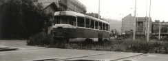 Vyřazený vůz T3 ev.č.6533 vyčkává na spojovací koleji mezi tramvajovou tratí a nákladovým nádražím ČSD Praha-Smíchov na svůj další osud. | 14.7.1991
