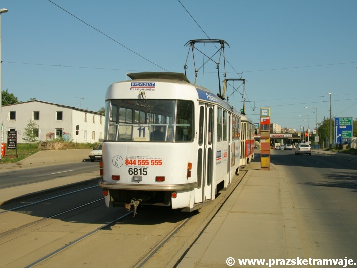 Souprava vozů T3 ev.č.6815+6710 vypravená na linku 11 opouští zastávku Teplárna Michle. | 30.4.2007