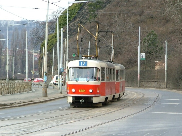 Souprava vozů T3 ev.č.6821+6822 vypravená na linku 17 míří k Podolské vodárně po Podolském nábřeží. | 15.3.2004