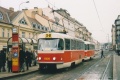V zastávce Anděl na Nádražní ulici odbavuje cestující souprava vozů T3 ev.č.6828+6831 vypravená na linku X-B. | 25.1.2003