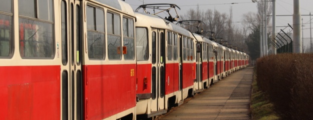 Kolona odstavených vozů na povrchové koleji v Ústředních dílnách. | 23.3.2012