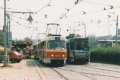 Zastávky Vltavská se staly v popovodňovém období jedním z hlavních přestupních bodů mezi linkami X-B a X-C. Na snímku se potkává souprava vozů T3 ev.č.6884+6883 s vozem KT8D5 ev.č.9019 na sice ještě klasické trojce, ale již s rozsahem provozu linky X-B, jejímž přídomkem se honosí. | 24.8.2002