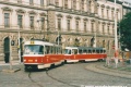 Souprava vozů T3 ev.č.6898+6905 vypravená na linku X-A odbočuje z Karlova náměstí do Ječné ulice k zastávce Štěpánská. | 7.9.2002