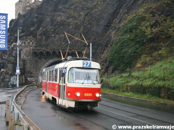 Netradiční číselné označení získala „malá“ sedmnáctka během rekonstrukce tramvajové tratě na nábřeží Edvarda Beneše. Aby došlo k jejímu odlišení od „velké“ sedmnáctky, jedoucí odlišnou trasou, byla označena jako linka 27. Zcela výjimečně na ní byl vypraven vůz T3 ev.č.6900. | 7.11.2010