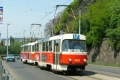Souprava vozů T3 #6915+6901 vypravená na linku 17 míří pod Vyšehradskou skálou k Podolské vodárně. | 20.5.2005
