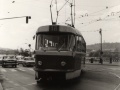 Vůz T3 ev.č.6931 vypravený na linku 18 odbočuje v křižovatce Palackého náměstí od Výtoně do ulice Na Moráni | 5.6.1976