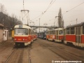 Souprava vozů T3 ev.č.6962+6347 na lince 36 projíždí podél odstavených vozů ve smyčce Nádraží Braník. | 5.3.1997