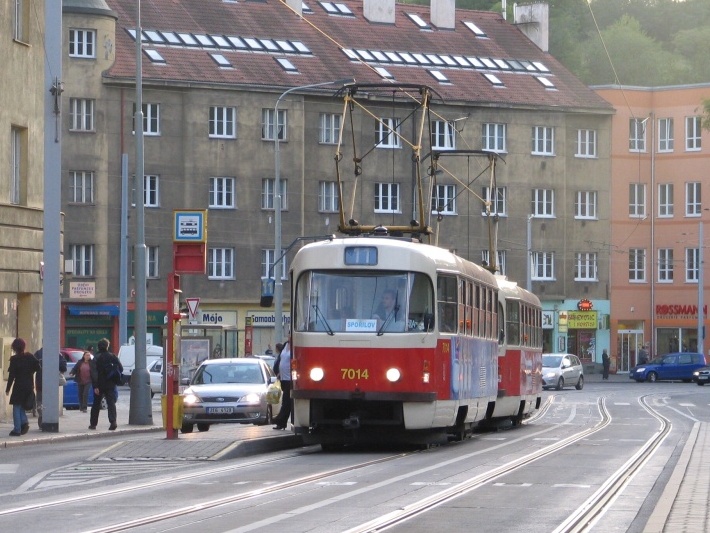 Souprava vozů T3SU ev.č.7014+7013 vypravená na linku 11 stanicuje v zastávce Michelská. | 20.9.2007