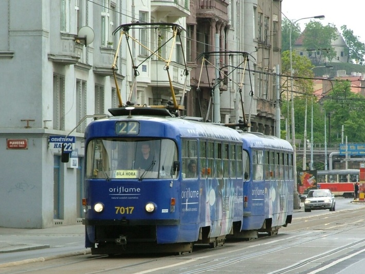 Souprava vozů T3SU ev.č.7017+T3 ev.č.6529 vypravená na odkloněnou linku 22 míří Rašínovým nábřežím na Palackého náměstí. | 15.5.2004