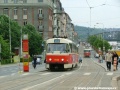 Souprava vozů T3SUCS ev.č.7040+7041 vypravená na linku 22 odbavuje cestující v zastávce Palackého náměstí. | 15.5.2004