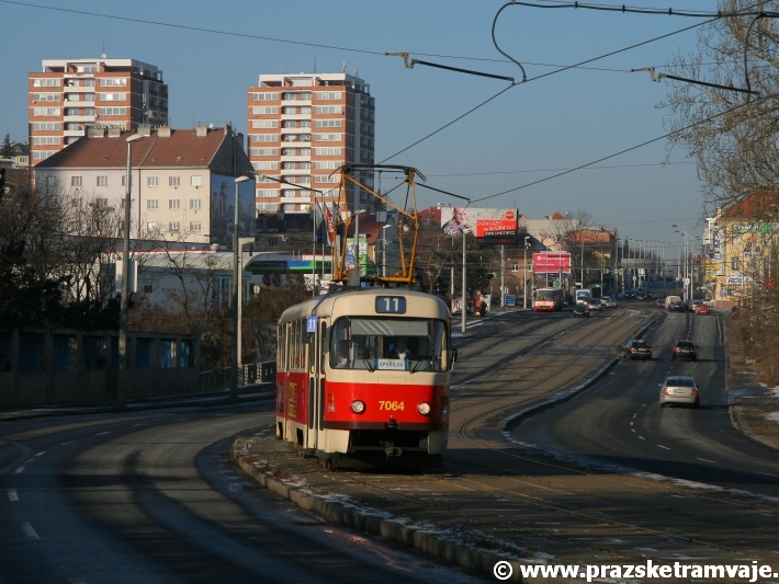 Vůz T3SUCS ev.č.7064 vypravený na linku 11 klesá Chodovskou ulicí k zastávce Teplárna Michle. | 3.1.2009